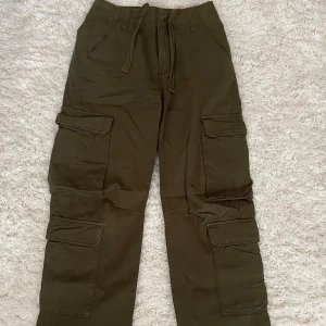 Militärgröna cargobyxor - Säljer dessa supersnygga cargobyxor som endast har används ett fåtal gånger. 