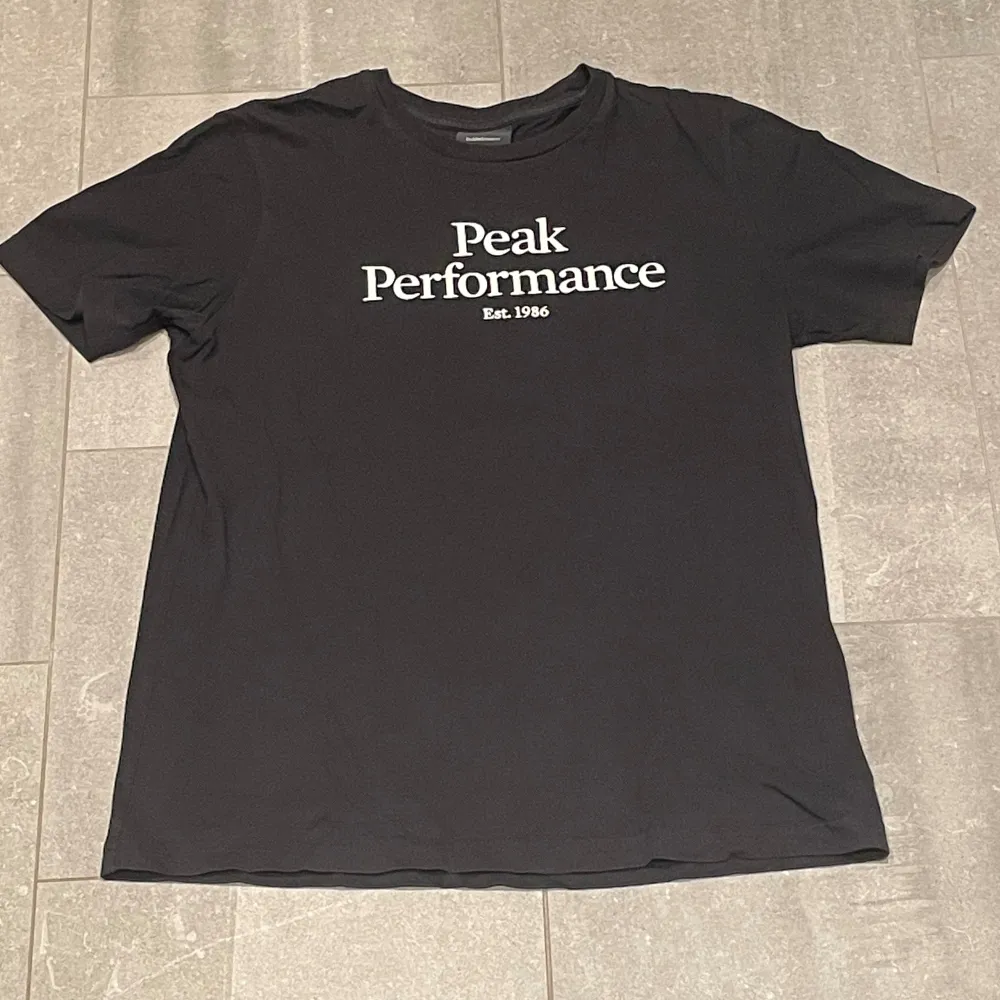 Säljer denna snygga t-shirt från Peak Performance. Mycket bra skick. Nypris 299kr. . T-shirts.