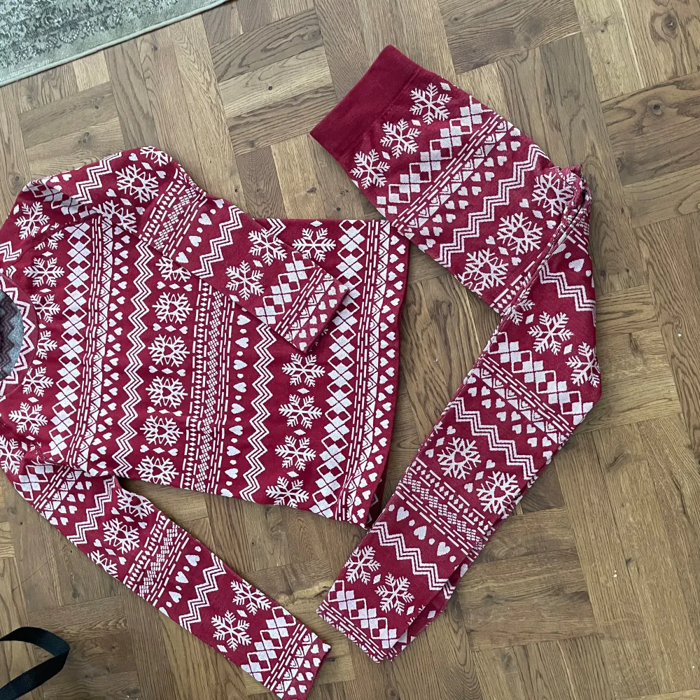 En supermysig röd leggings med vita snöflingor och geometriska mönster. Perfekt för vintern och julfirandet! mjukt material som håller dig varm. Passar perfekt för en mysig kväll framför brasan eller julfest. Tröjan finns inte kvar. . Jeans & Byxor.