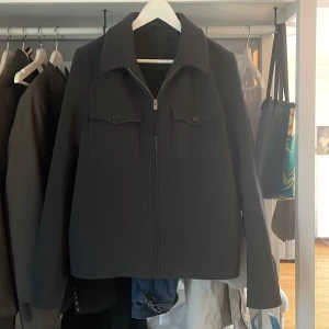 Overshirt  - Grå overshirt m, står inget märke. Riktigt bra skick. Står tyvärr ingen storlek men skulle säga att den passar S/M. Skriv gärna för fler bilder eller frågor 🙌