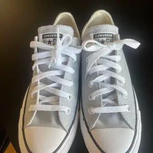 Hej!säljer nu mina helt oanvända converse. Jag fick dom när jag fyllde år och inte riktigt min stil därav aldrig använda💕