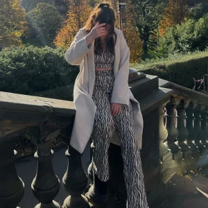 set i två delar - Jeans material  En kroppad top/bandeau samt byxor Zebra mönstrad