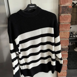 Randig stickad tröja🥰 - Den är använd ca 3 gånger. Fint skick🥰