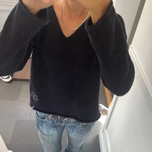 Mörkblå stickad tröja - Blå stickad tröja från Holebrook of Sweden i storlek M. Fint skick. Använd gärna köp nu!
