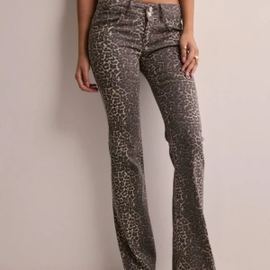 Leopard jeans  - Säljer mina byxor för enbart bra bud. Slutsålda på Nelly i nästan alla storlekar.   Storlek 38 ALDRIG ANVÄNT HELT NYA Frakt ej  inkluderat   Lågmidjade  Nypris 700kr