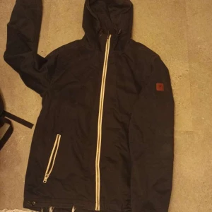 Lyle and scott vårjacka - Skick 9/10, marinblå.  Storlek M
