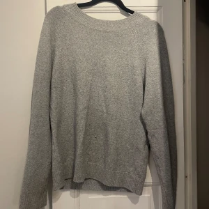 Grå stickad tröja  - En mysig grå stickad tröja från Vero Moda i storlek M. Använd. Normal i storleken <3