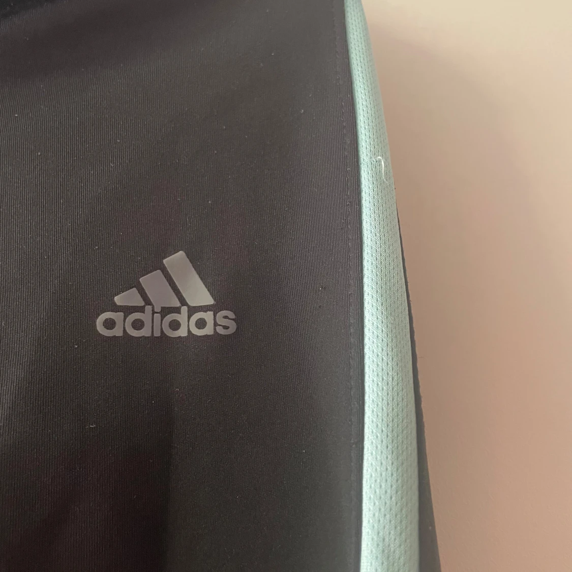 Svarta Adidas tränings byxor  - 92