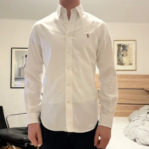 Vit skjorta från Ralph Lauren - En snygg vit ralph lauren skjorta i storlek small. Den är i perfektskick utan några fläckar, hål eller liknande.