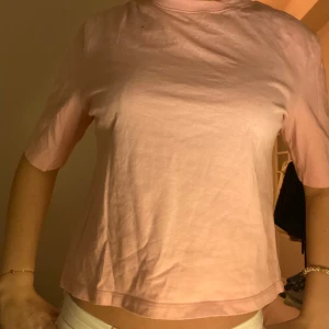 Rosa t-shirt - Säljer en enkel och stilren rosa t-shirt med normal passform. Perfekt för vardagsbruk och kan enkelt matchas med olika outfits.