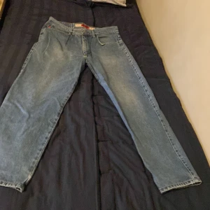 Jeans, Jack & Jones W36/L30 - Snygga blå vintage jeans från Jack & Jones med klassisk femficksdesign. De har några små defekter då de är vintage, som syns på bild 4 och 5 men dragkedjan kan nog fixas. De känns inte som W36 utan snarare W34. 