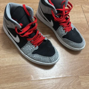 Nike Air Jordans med röda och lila detaljer - Två par Nike Air Jordans. Ett par med svart och grått mönster samt röda snören, och ett par med lila och vita detaljer samt lila snören. Perfekta för sneaker-entusiaster! Hej säljer dom 650st eller båda för 1000kr 