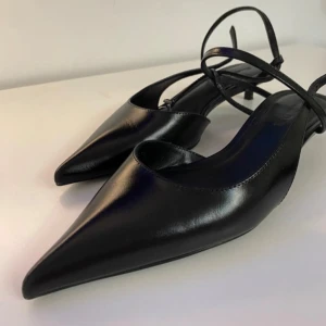 Svarta låga klackar från Massimo Dutti  - Eleganta svarta låga klackar från Massimo Dutti enbart använda en gång 