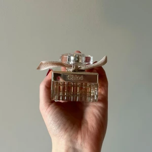 Chloé Eau de Parfum 30 ml - Säljer min nästan helt oanvända Chloé parfym!! Jag säljer den för att jag fick en ny parfym i julklapp. Köpt på kicks i november 2024. Skriv om ni har några frågor💕💕