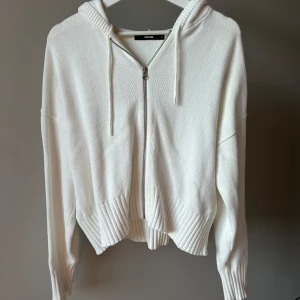 Bik Bok zip up - Säljer nu min fina stickade zip up tröja från       Bik bok då den tyvärr inte kommer till användning. Den är bara använd 2 gånger så den är därför i väldigt bra skick. 🩷🩷🩷