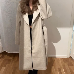 Gina tricot kappa - Jag säljer nu min kappa från Gina ❤️ köpt för 800kr säljer för 280kr❤️ jättefint skicka men används inte längre. Pris kan diskuteras 