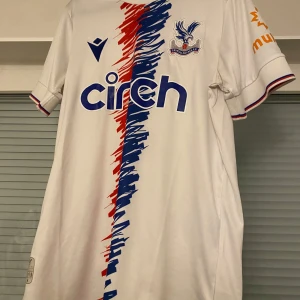 Crystal palace tröja  från Macron - Crystal palace tröja. 