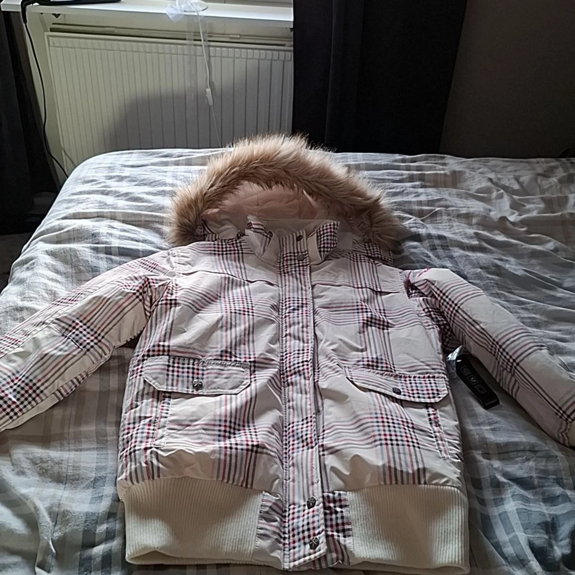 Ny vinterjacka med pälsdetaljer