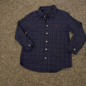 Ralph Lauren Skjorta - En använd Ralph Lauren skjorta i storlek 14-16 barn Large