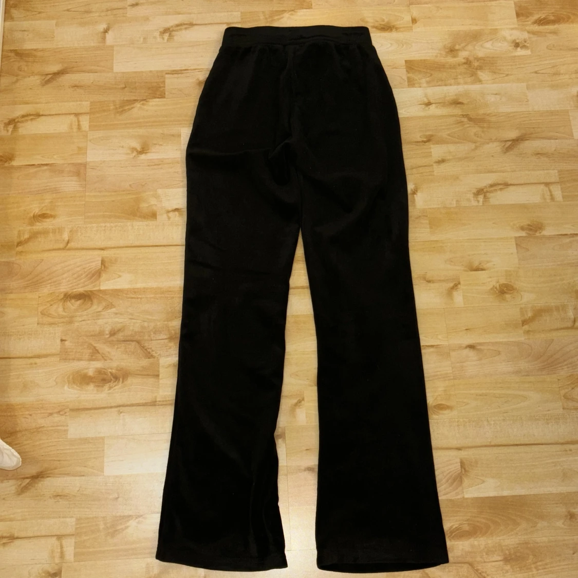 Svarta byxor från Gina Tricot - 91