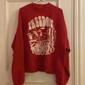Oversized tröja - Röd oversized college tröja i  bra skick! Trycket är dock lite sprucket. Strlk S men är rätt stor i passformen