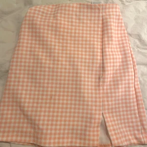 Söt kjol  - Söt rutig kjol i rosa och vit med en liten slits framtill ❤️storlek XXS men skulle säga att den passar XXS-XS