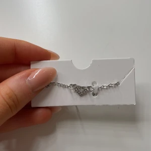 Silverarmband med diamanthjärta - Jätte sött silverarmband med ett diamanthjärta. Storleken är justerbar och den är aldrig använd, ligger kvar i orginalförpackning💕