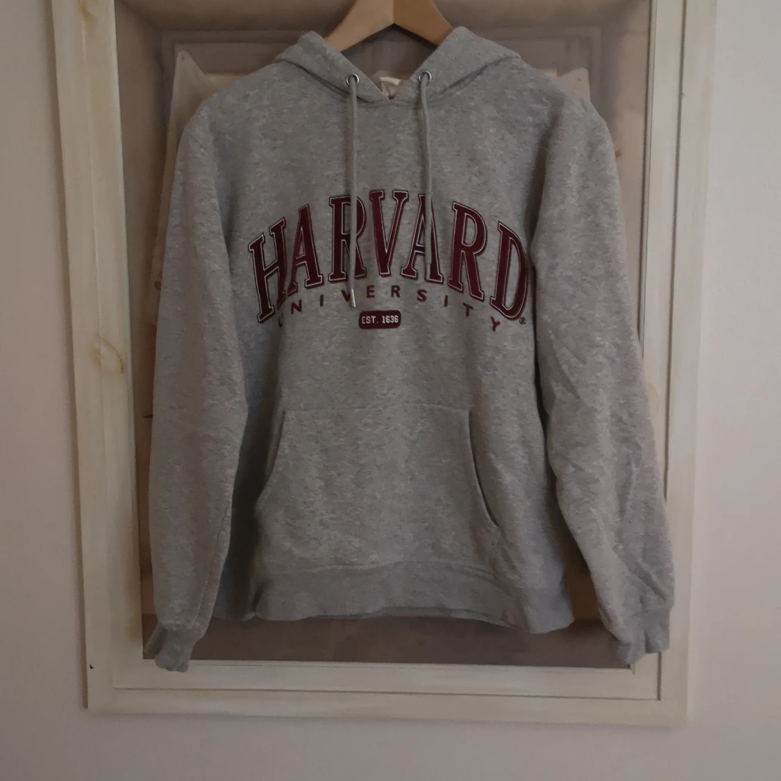 Grå hoodie från H&M med Harvard-tryck