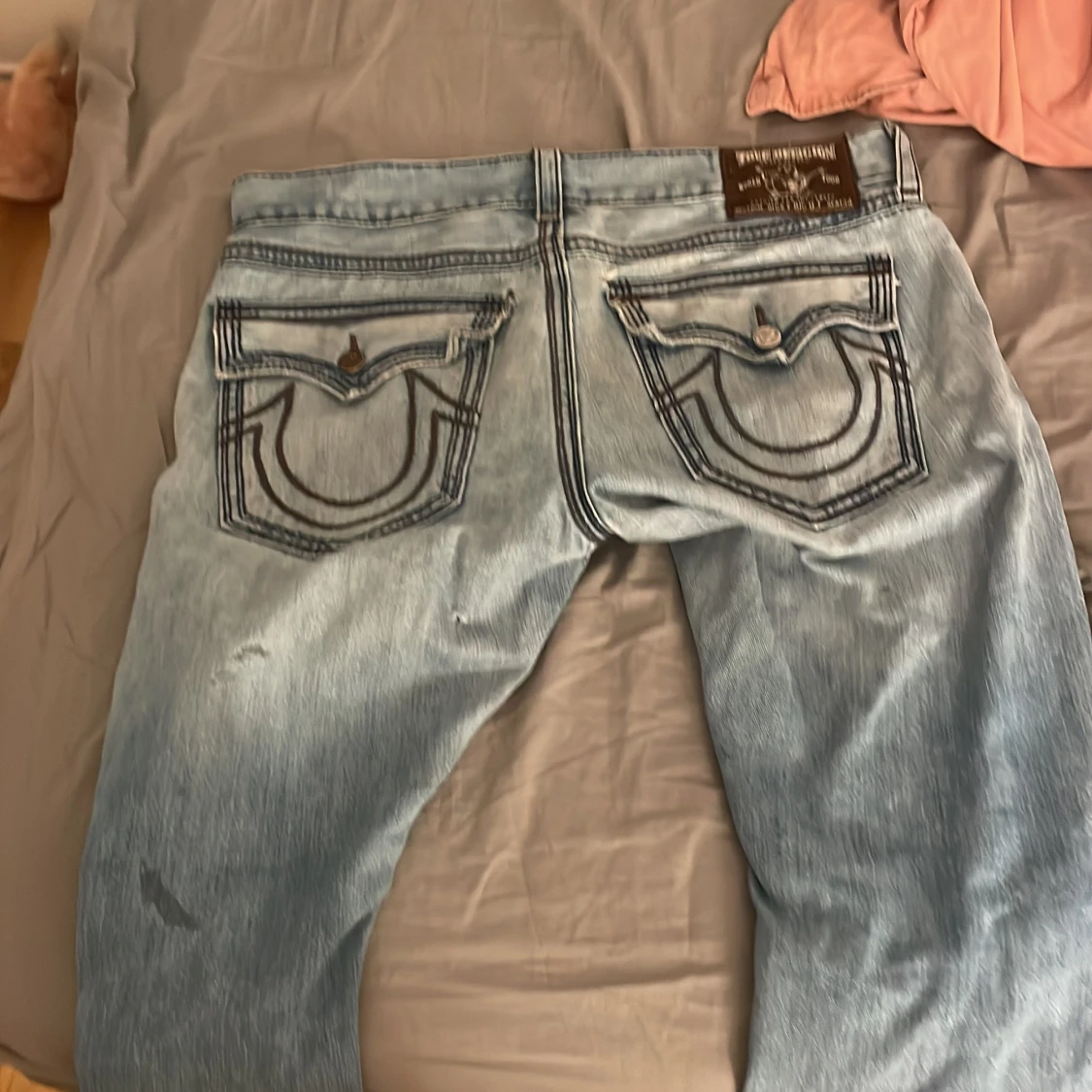 Ljusa slitna true religion