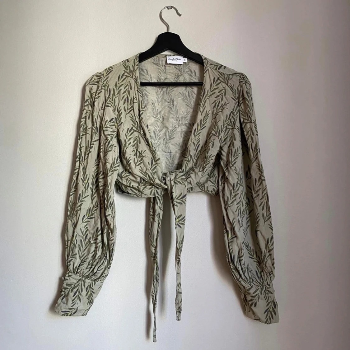 Grön blus med knytband från NA-KD 