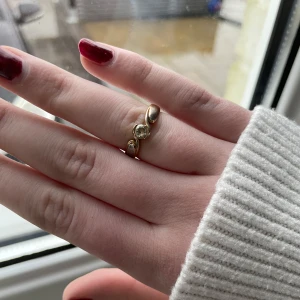 Guldfärgad ring med stenar - Elegant guldfärgad ring med tre glittrande stenar. Perfekt för att ge en touch av glamour till din stil. Passar både till vardag och speciella tillfällen. Obs kan finnas spår av rost. Tror dock det går att tvätta av med rostfritt medel. Inte shysterbar ring. Skriv om ni undrar något!💗
