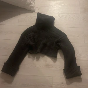 Supersöt croppad polotröja - Säljer denna supersöta stickade och croppade polotröjan från Zara! Storleken är M, men passar även till S. Kp vid frågor💕