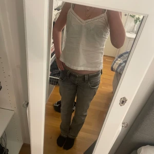 Grå jeans pepe jeans - Skit snygga pepe jeans! Den är i bra skick bara att innanför byxan som man ser på bilderna har jag gjort hål för att midjan skulle bli lite mindre. Det är även några små gräs fläckar som förmodligen går att tvätta bort. Men ingenting är något man lägger märket till eftersom att hålen är på insidan och gräs fläckarna är så små 💞 är inte 100% säker på storlek men jag skulle gissa på M