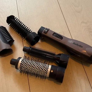 Multistyle hårfön från Babybliss  - Jag säljer denna hårfön då jag använder den, endast använd 1 gång. Kommer med 4 olika munstycken samt att det går att blåsa med både varm och kall luft. Skriv för mer info