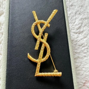 Brosch i äkta guldptäterad  - Helt ny