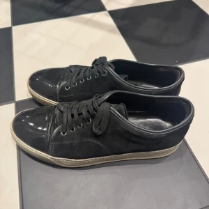 Lanvin skor - Väl använda lanvin skor. Storlek uk9 ish 43/44. Har mycket kvar o ge. Hälen är sliten på både skorna, men det känner man absolut inte när man har på sig de.