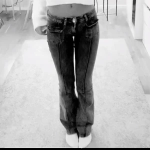 Bootcut jeans - Snygga jeans med bootcut och låg midja. De är gråa. Bilden är tagen från en video. Skriv för fler bilder❤️