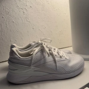Reebok nano x3  - Snygga vita sneakers från Reebok med snörning och en stilren design. Perfekta för både träning och vardag. Skorna har en bekväm passform och är tillverkade i syntetmaterial.