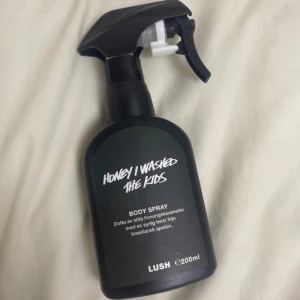 Honey I Washed The Kids Body Spray från Lush - Säljer en 200 ml flaska av Lushs 'Honey I Washed The Kids' body spray. Doftar av söta honungskarameller med en fräsch twist av brasiliansk apelsin. Perfekt för dig som älskar en söt och citrusaktig doft. Flaskan har en praktisk sprayfunktion för enkel applicering.
