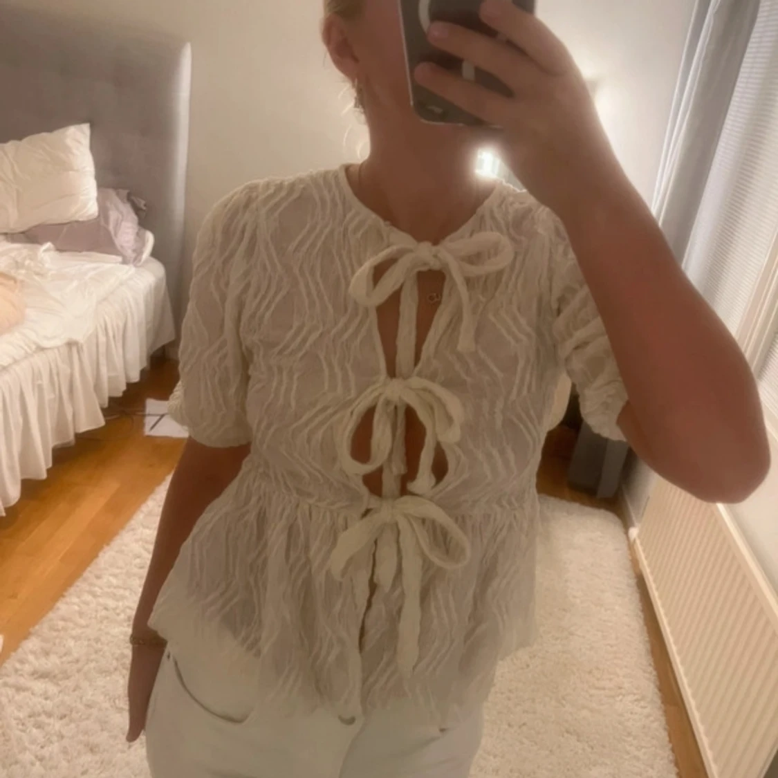 Vit blus med knytning - 92