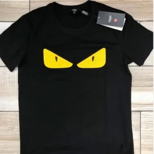 Fendi t-shirt  - Snygg svart t-shirt från Fendi med ett coolt gult ögonmotiv på bröstet. Perfekt för en trendig och avslappnad stil. Kortärmad och tillverkad i mjukt material för extra komfort. OBS kan ej garantera att den är helt äkta!