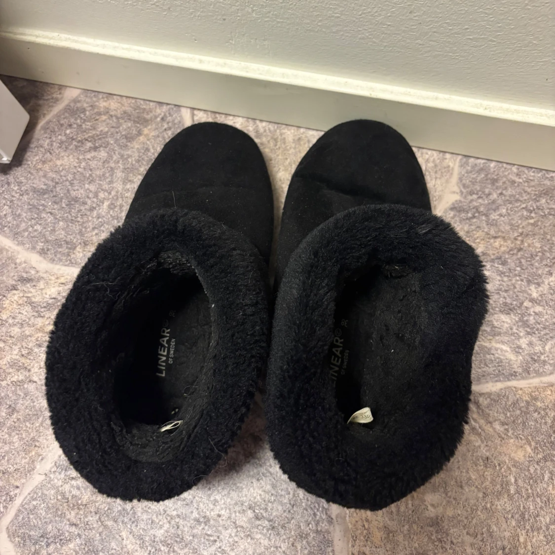 Svarta tofflor med foder - 90