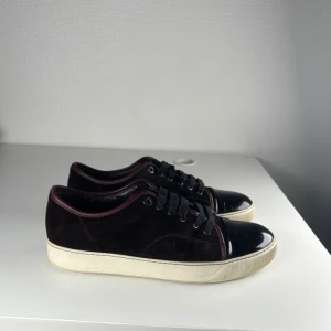 Lanvin - Lanvin skor, strl 43 uk 8, skick 8/10, pris 2799kr. Hör av er vid frågor eller funderingar.