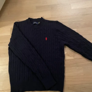 Ralph Lauren kabelstickad - Säljer denna sjukt feta tröjan från Ralph Lauren, skick 10/10. Inga defekter alls!!! Nypris på dessa ligger runt 2499, mitt pris 799kr🤑🤑Fraktar via Postnord på köparens beskostnad📦 Hör av dig vid minsta fråga eller fundering!🙌🙌 Skulle nog säga att den passar både S och M