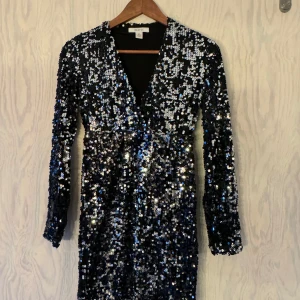 Paljettklänning   - Svart paljettklänning (paljetterna är silver), passar perfekt till nyår! Använt den en gång på nyår för två år sedan. Kan posta den så fort som möjligt🌟