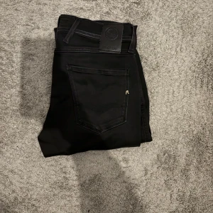 Svarta jeans från Replay - Säljer mina mörkgråa replay anbass jeans i model slimfit. Jeansen är i ett väldigt bra skick. Size 29. Skriv vid funderingar.