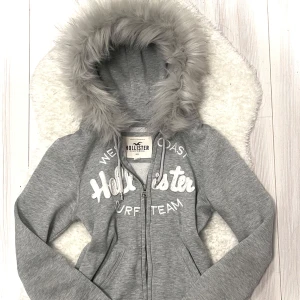 hollister fur zip up - handsydd därav FAST pris! en liten deffekt är att ena fickan är slitet (se slide 3) men påverkar inte utseendet. handtvätt med ljummet vatten då varmt vatten + torktumlare förstör pälsen! varan finns ALLTID kvar tills det står SÅLD. 💝