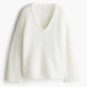 Mohair tröja - Säljer denna supersnygga slutsålda mohair tröjan från hm med V ringning. Säljes då jag fick den i julklapp i fel storlek❣️