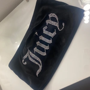 Svart topp från Juicy Couture  - Snygg svart topp från Juicy Couture med glittrande stenar. 