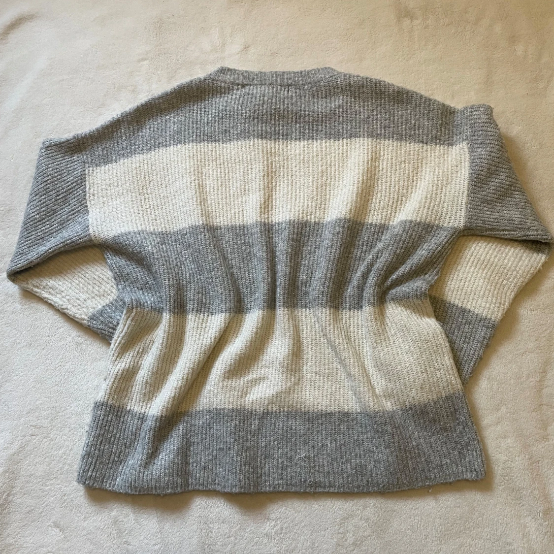 Grå och vit randig tröja från Vero Moda - 90